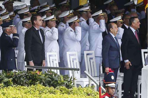 Alto número de oficiais no 1º escalão significa militarização do governo?