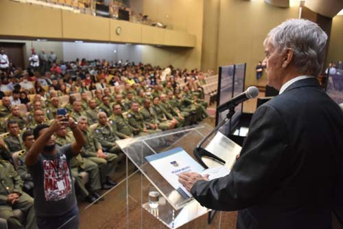 Governador Klerver Loureiro participa da formatura de oficiais da PM como paraninfo