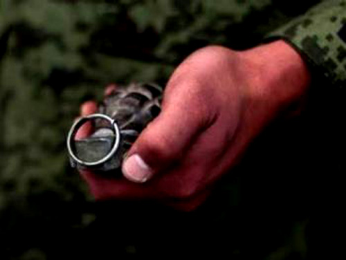 Polícia encontra granada militar dentro de lixeira na Pajuçara