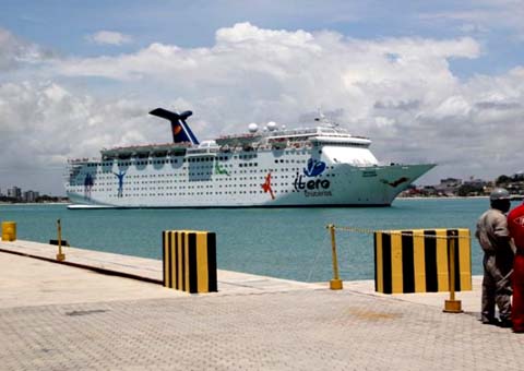 Navio com 210 alagoanos quase vira ao tentar desviar de outra embarcação