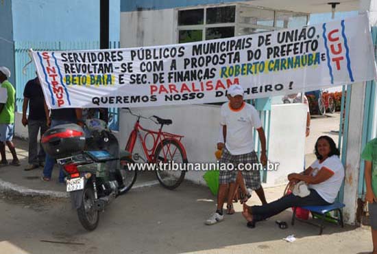 Greve dos garis que já dura quatro dias faz acumular 280 toneladas de lixo nas ruas de União