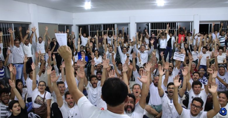 Jornalistas decidem manter greve após assembleia