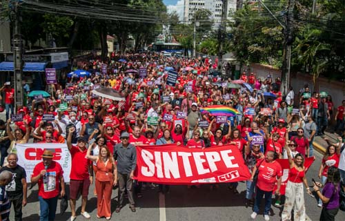 Professores das redes públicas de Pernambuco paralisam atividades nesta quarta-feira (23)