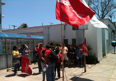 Servidores da saúde fazem protesto e ameaçam entrar em greve
