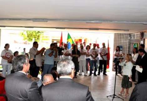 Grevistas realizam ato simbólico durante inauguração em União