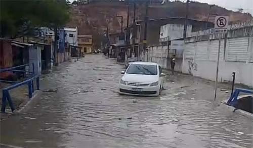 Riacho do Arroz transborda e causa transtornos em Maceió