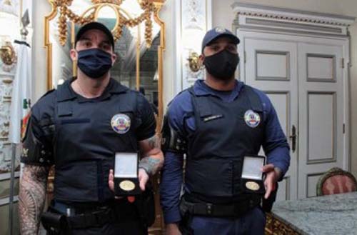 Guardas humilhados por desembargador ganham medalha por conduta exemplar