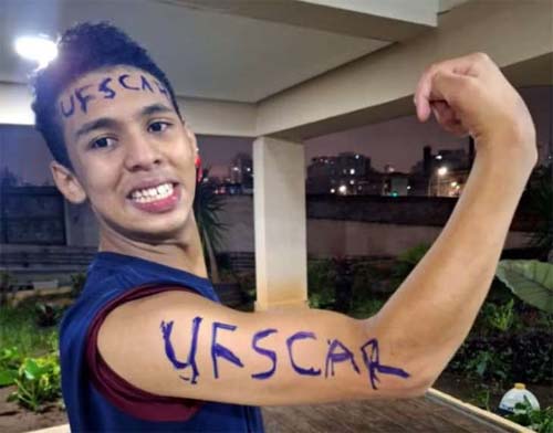 Jovem com paralisia cerebral é aprovado em universidade e celebração viraliza