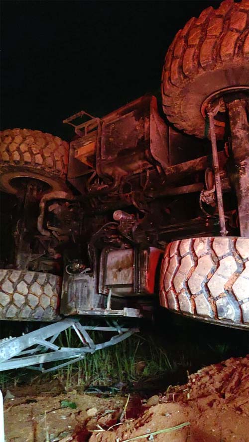 Torre de transmissão desaba e deixa oito trabalhadores feridos