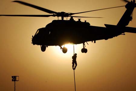 Policiais usam helicóptero e rapel para prender assaltantes no Eustáquio