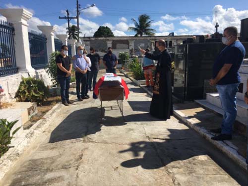 Em cerimônia restrita a familiares, Dr. Hélio Lopes é sepultado em Penedo