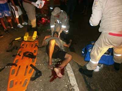 Casal e criança ficam feridos após colisão de carro com moto em Penedo 