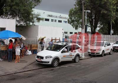 Sem ter para onde ir mulher aguarda, na frente do HGE, recuperação de marido baleado na cabeça