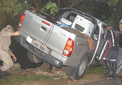 Colisão envolvendo Hilux deixa dois feridos na AL 101 Norte