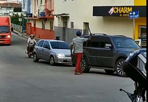 Homem é baleado após atacar pessoas com facão em via pública