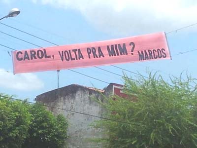 Em Penedo, homem usa faixa para pedir que ex-namorada reate com ele 