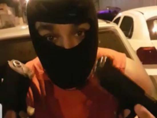 Homem aparece com armas mostrando apoio a candidato alagoano