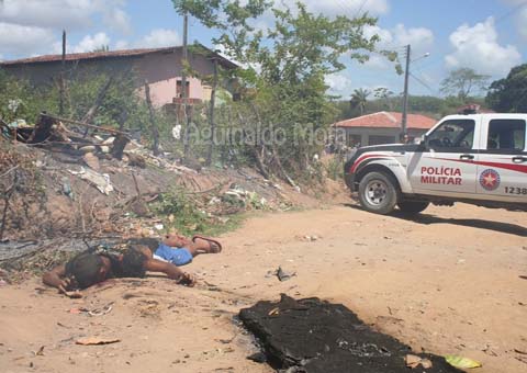 Homem é executado e queimado em via pública