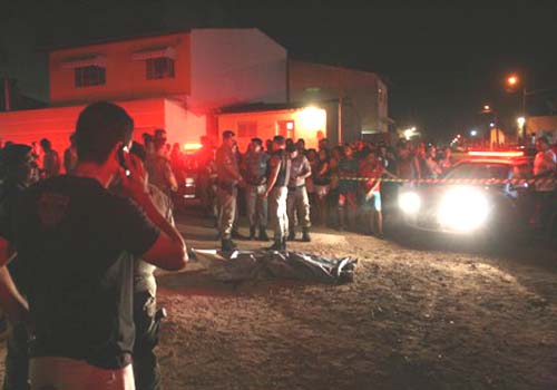 Motoqueiros dão 12 tiros em homem na frente de Batalhão de Polícia