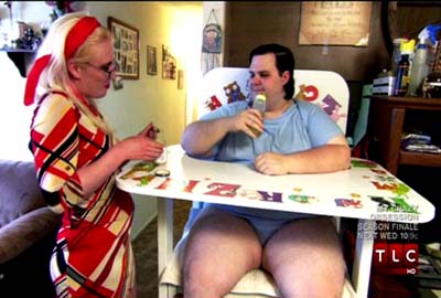 Homem com 31 anos de idade ainda usa chupeta, fraldas e dorme em um berço