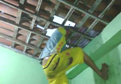 Baleado, jovem se esconde de algozes no telhado de casa