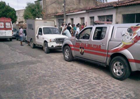 Homem morre após ser baleado em posto de combustíveis