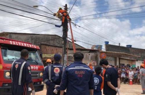 Homem morre eletrocutado em poste ao tentar fazer ligação clandestina de energia em Maceió