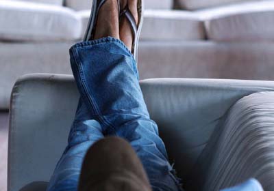 Homem é preso despido no sofá, após estupro da cunhada 