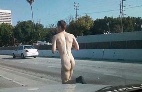 Noivo surta, foge do altar e corre pelado pelas ruas de Bauru (SP)