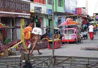 Homem é detido ao caminhar nu pela rua
