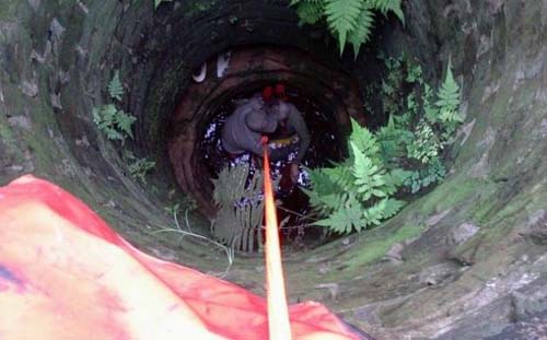 Corpo é encontrado dentro de poço