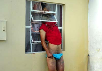 Homem morre entalado em janela