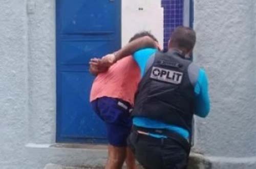 Homem diz que ouviu vozes mandando atirar mulher no fogo e agride menino em Maceió