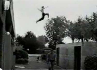 Pai pula do 1° andar de casa para escapar do filho 