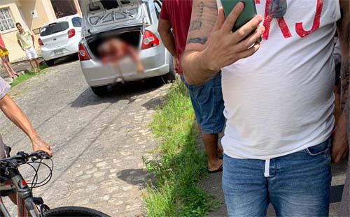 Homem é sequestrado, baleado e deixado no porta-malas de carro