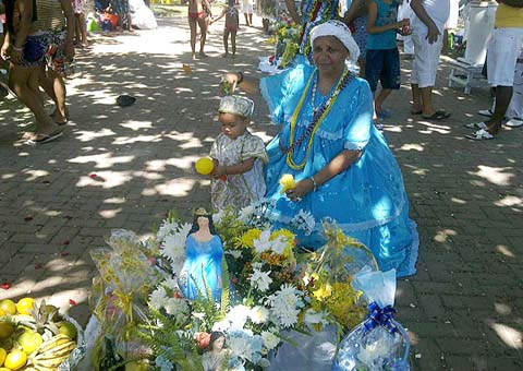 Festa de Iemanjá enfeita a praia da Pajuçara com perfumes e flores 