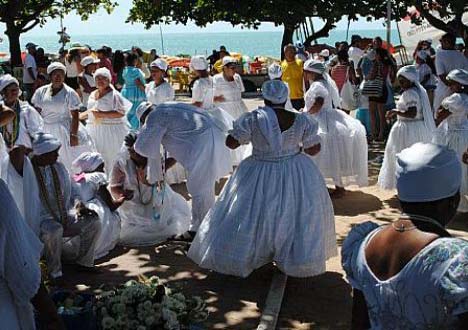 Fiéis prestam homenagem à Iemanjá com oferendas na orla de Maceió