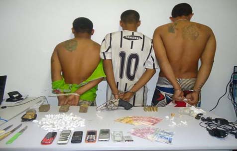 Homens são presos por porte ilegal de arma de fogo e tráfico de drogas no Clima Bom