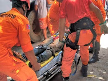 Homem cai dentro de poço e é resgatado após dois dias