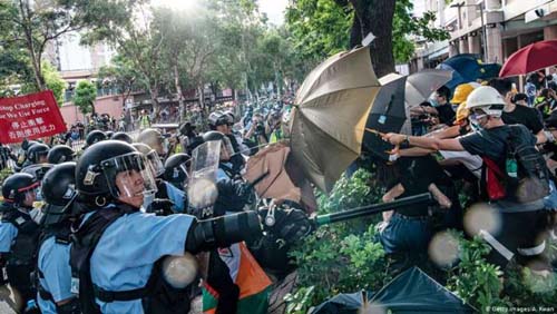 Policiais e manifestantes voltam a se enfrentar em Hong Kong
