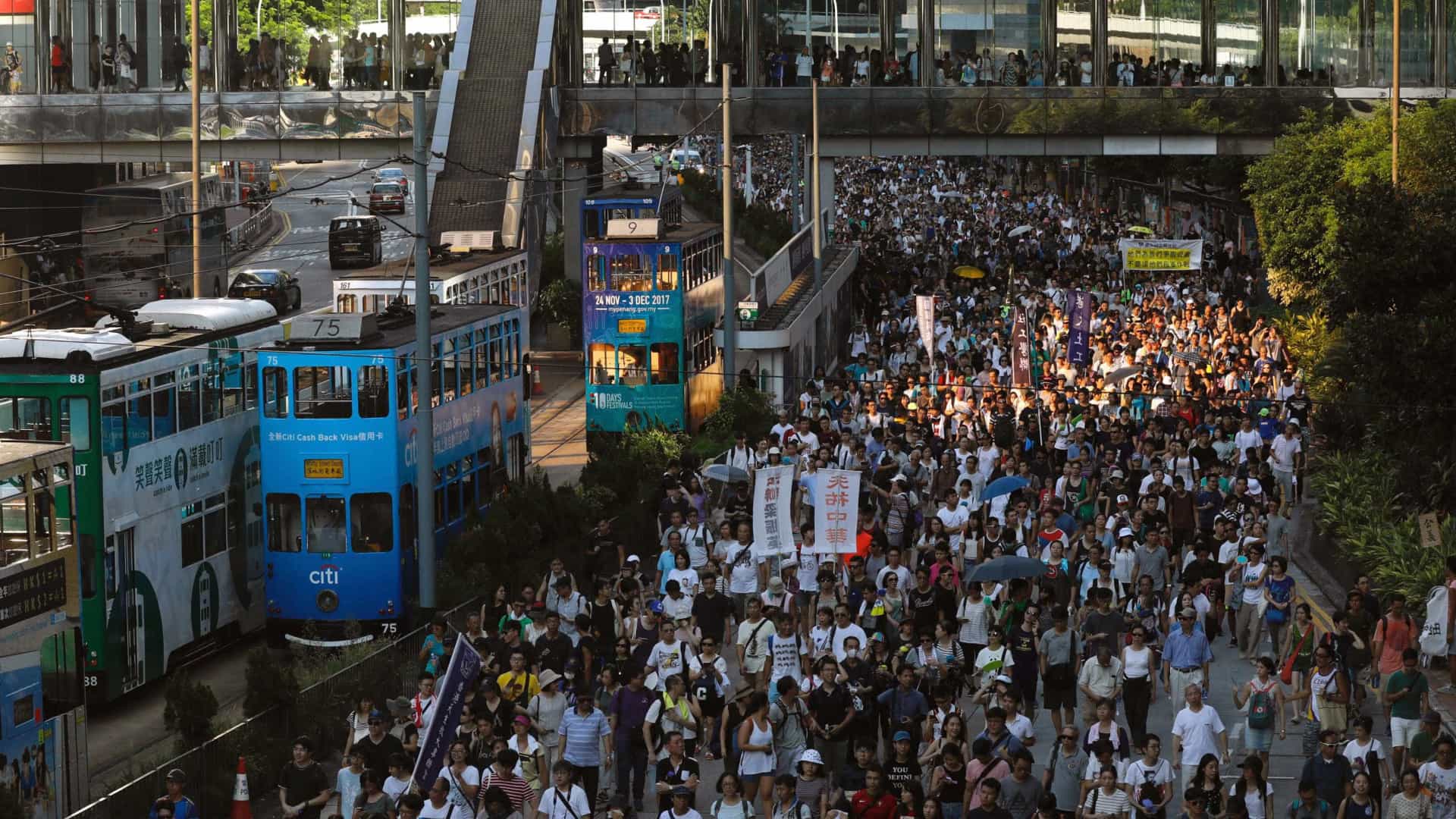 Manifestantes convocam greve geral em Hong Kong