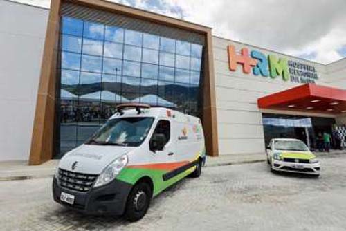 Jovem esfaqueia ex-namorada após flagrá-la com atual companheiro