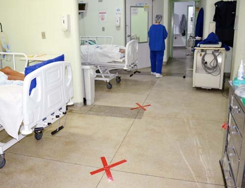 Nuvem gigante de fumaça assusta moradores e elevado número de incêndios pode agravar pandemia no Centro-Oeste