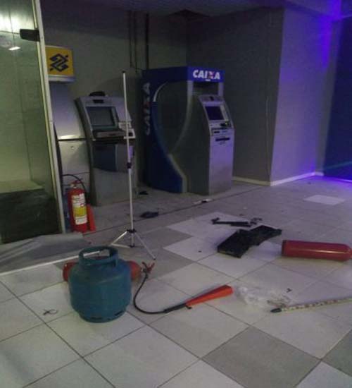Bandidos explodem e levam todo dinheiro de caixa eletrônico dentro da Prefeitura de Arapiraca