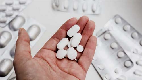 Médico faz alerta importante sobre o uso de ibuprofeno e paracetamol