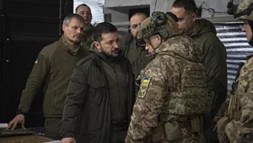 Presidente da Ucrânia ordena construção de novas fortificações nas principais frentes