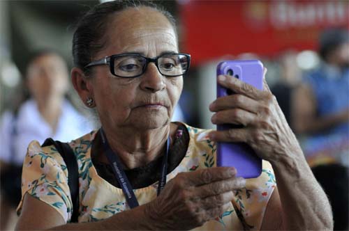 Perigo na palma das mãos: o uso excessivo de telas e seus impactos na terceira idade