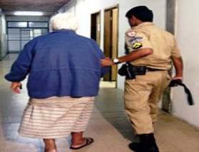 Idosa de 84 anos é presa com armas e drogas