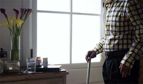 Queda de idosos: entenda os riscos, relação com outras doenças e veja como manter a casa segura