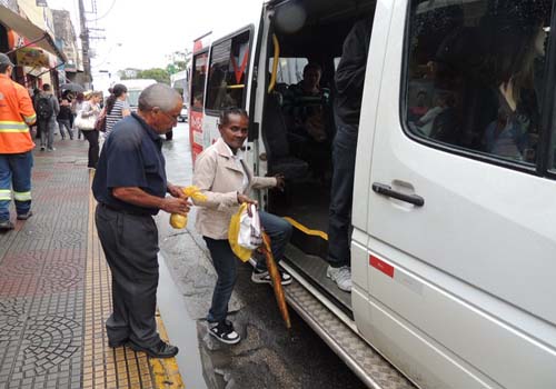 Agora é lei: Idosos com mais de 60 anos vão andar de graça no transporte complementar